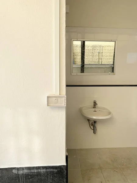 Ванная Комната Окном Большой Белой Раковиной Интерьере — стоковое фото