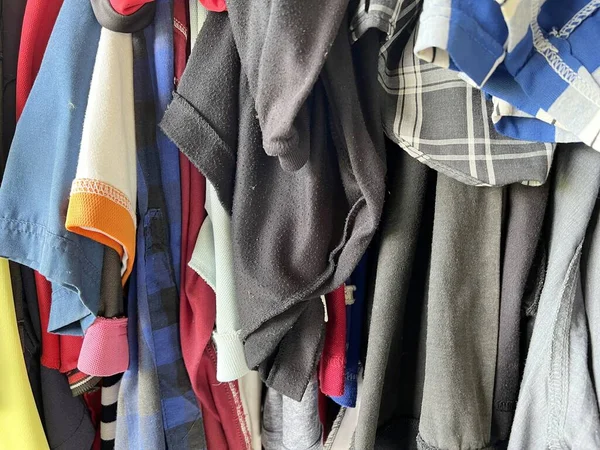 Dükkandaki Askılarda Renkli Kıyafetler — Stok fotoğraf