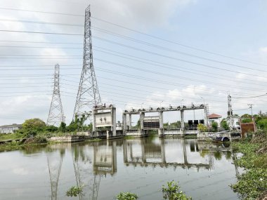 Sabahleyin nehir manzarası.