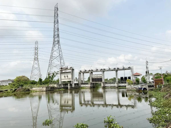 Sabahleyin nehir manzarası.