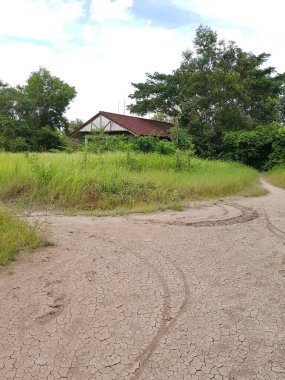 Kırsalda terk edilmiş eski bir ev.