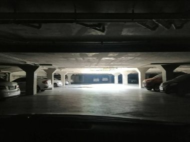 bir tren istasyonunun siyah beyaz fotoğrafı