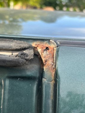 Kırık camlı bir arabaya yaklaş.