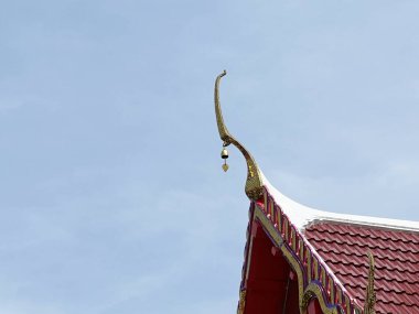 Tayland şehrindeki tapınağın çatısında.