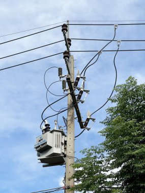 Gökyüzünde yüksek voltajlı elektrik hatları