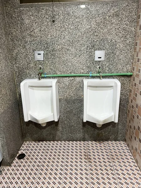Banheiro Moderno Com Azulejos Brancos Chuveiro — Fotografia de Stock