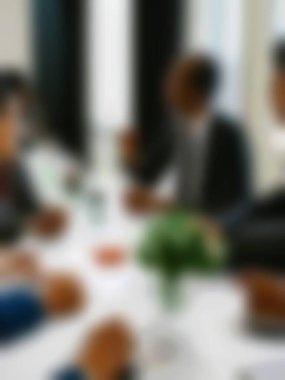 İnsanların bulanık arkaplanı ve içki teması yaratıcısı