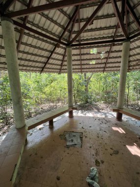 Chonburi Tayland 'da terk edilmiş eski bir ev.
