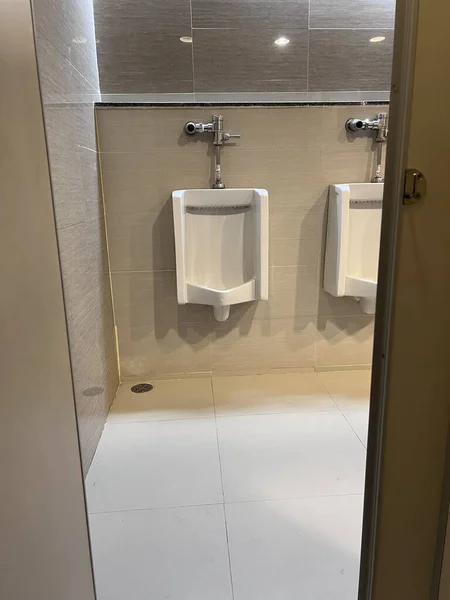 Interior Banheiro Moderno Com Pia Branca Torneira — Fotografia de Stock
