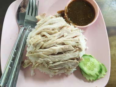 Tavuk buğulanmış pirinç.