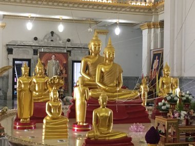 Sothon Wararam Tapınağı. Muang Chachoengsao. Birçok insana göre ölçülür. Ve dünyaya olan uzaklığı ölçmek. Tayland 'da.