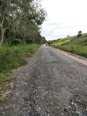Chonburi Tayland 'daki dağlarda yol.