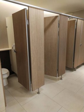 Modern bir otel odası.