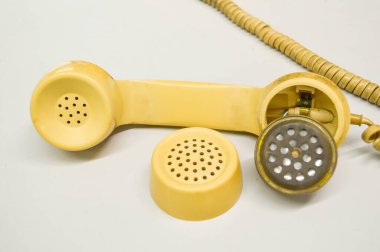 Beyaz arkaplanda eski model telefon