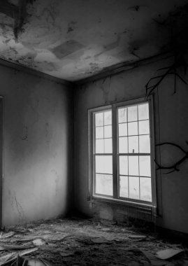 Penceresi olan terk edilmiş bir oda