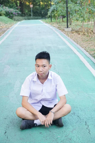 Güzel Taylandlı Üniformalı Bir Öğrenci Yol Kenarında Oturuyor — Stok fotoğraf
