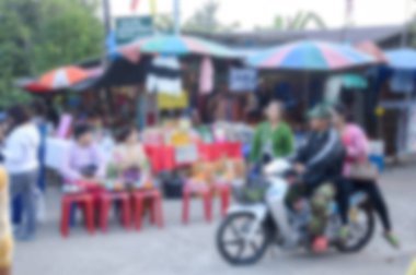 Parktaki insanların bulanık arkaplanı