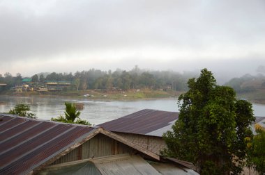 Nehir ve gölü olan güzel bir manzara.