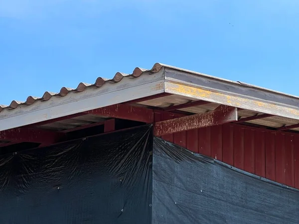 Dach Eines Hauses Mit Blauem Himmel — Stockfoto