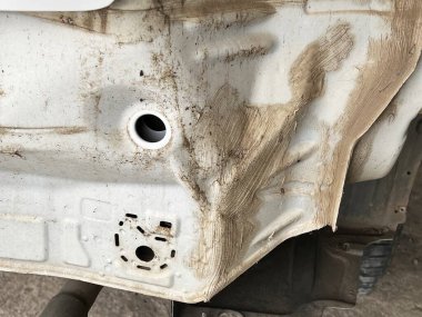 Sokaktaki eski araba lastiği.