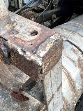 Eski paslı metal tekerlek