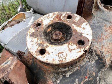 Eski paslı metal tekerlek