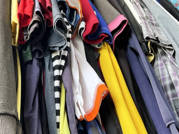 Dükkandaki Askılarda Renkli Kıyafetler — Stok fotoğraf