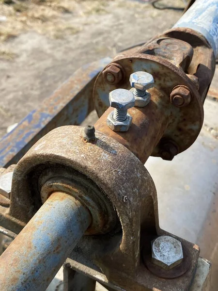 Velho Tubo Metal Enferrujado Com Uma Válvula — Fotografia de Stock