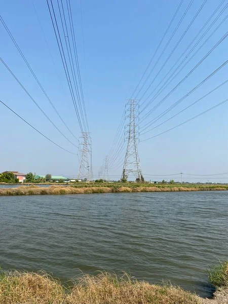 Nehirdeki Yüksek Voltajlı Elektrik Hatları — Stok fotoğraf