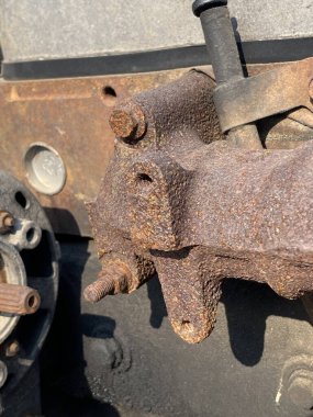 ingiliz anahtarlı paslı metal tekerlek