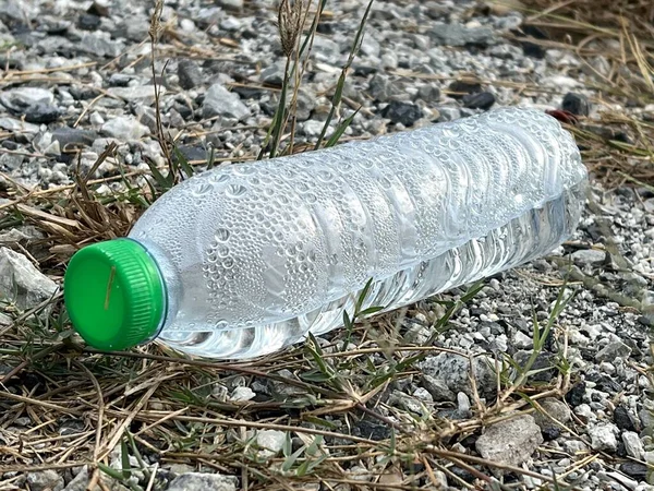 Plastic Fles Met Water Het Gras — Stockfoto