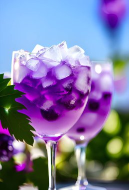 Masada buz ve naneli kokteyl.