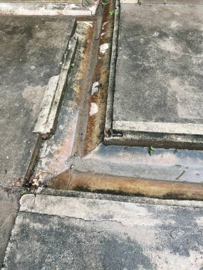 Bir sürü çatlağı olan beton duvar.