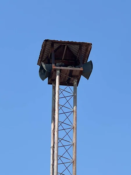 蓝天背景上的旧生锈的金属杆 — 图库照片