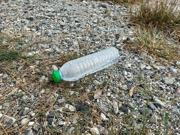 Yerde Olan Plastik Şişe — Stok fotoğraf