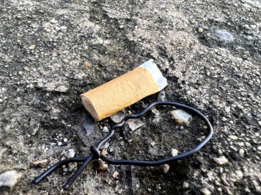 sigara izmariti zeminde füme