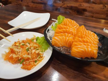 Balık ve sebzeli somon suşisi.