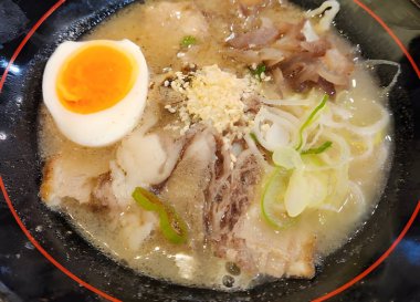 Masadaki domuz etli erişteyi kapat.