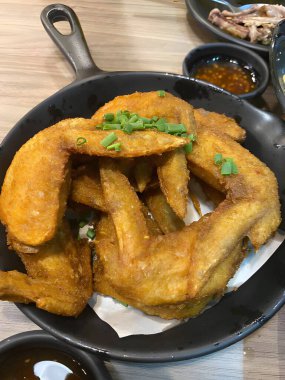 Limon ve domates soslu kızarmış tavuk kanadı.