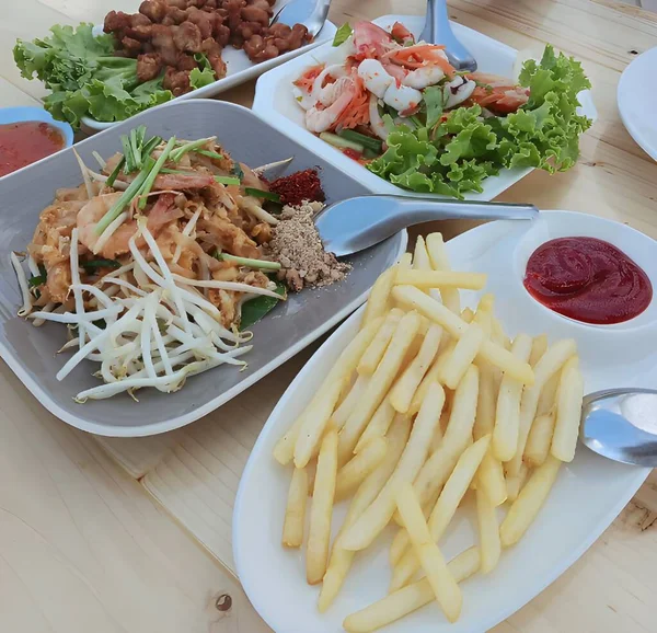 Gebratener Fisch Mit Kartoffeln Und Salat — Stockfoto