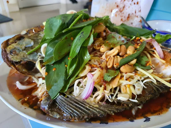 Tayland Yemeği Kızartılmış Balık Sebze Sos — Stok fotoğraf