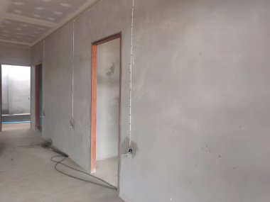 Duvarı olan bir binanın içinde.