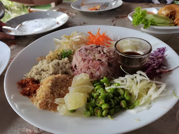 细看美味的亚洲菜 米饭和虾米混合在一起 — 图库照片