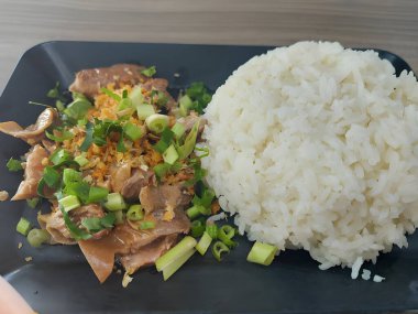 Kızarmış pilav, domuz eti ve sebze.