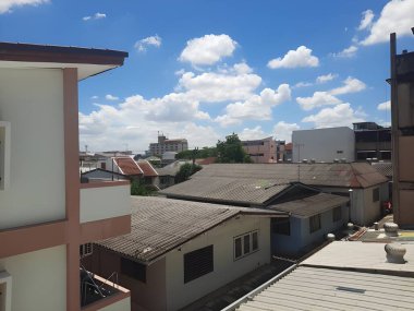 Modern çatılı ve balkonlu bir bina. yüksek kaliteli fotoğraf