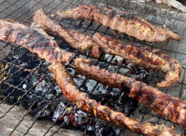 Piknikte ızgara ızgarada et ve sebze.