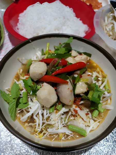 タイ料理のチャーハンとポークの締め付け — ストック写真