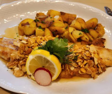 Limonlu kızarmış balık ve patates.