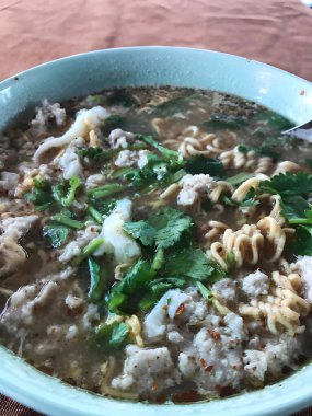 Bir kase pilavın mutfak fotoğrafı.