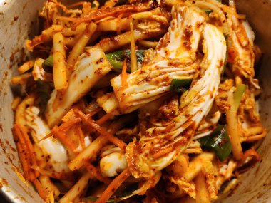 Tavuk ve domates soslu spagetti.